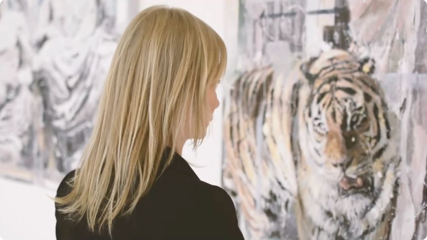 Air Daryal osserva una delle sue opere dedicate alla tigre
